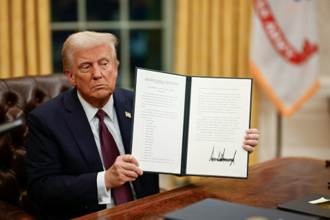Trump holding up signed decreet