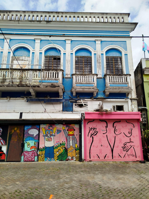 Graffiti by @sliz.pr and @sexareo in the ‘social district’ of Caguas, near Urbe Apié and Cam Caguas. In the cartoon, the words “may the [Puerto Rican] people not die”.