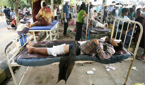 Earthquake victims receiving temporary emergency care