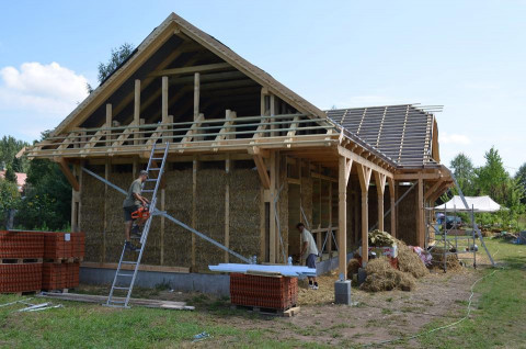 Straw bale housing. Photo credit: Friends of the Earth Hungary.
