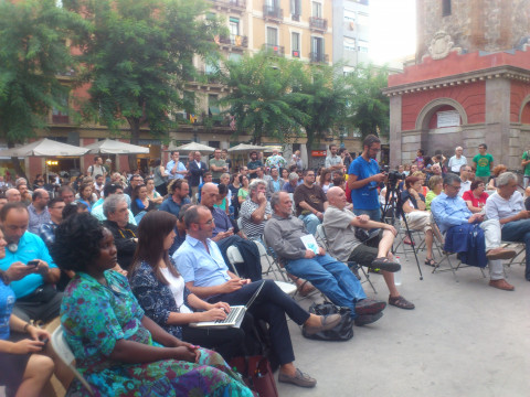 public debate on remunicipalisation in Catalonia at Plaça de la Vila de Gràcia