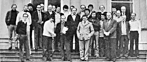Miembros del comité Combine de Lucas Aerospace en la escalinata de Wortley Hall en 1977