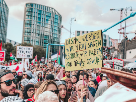“This time we won’t be able to claim that we didn’t know anything.” Demonstration in Frankfurt (Main), October 2025.