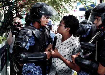 ©minivan The violence of policemen against a demonstrator in the Maldives.