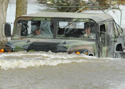 Soldados estadounidenses conducen vehículo en medio de inundaciones en Fort Ranson en 2009.